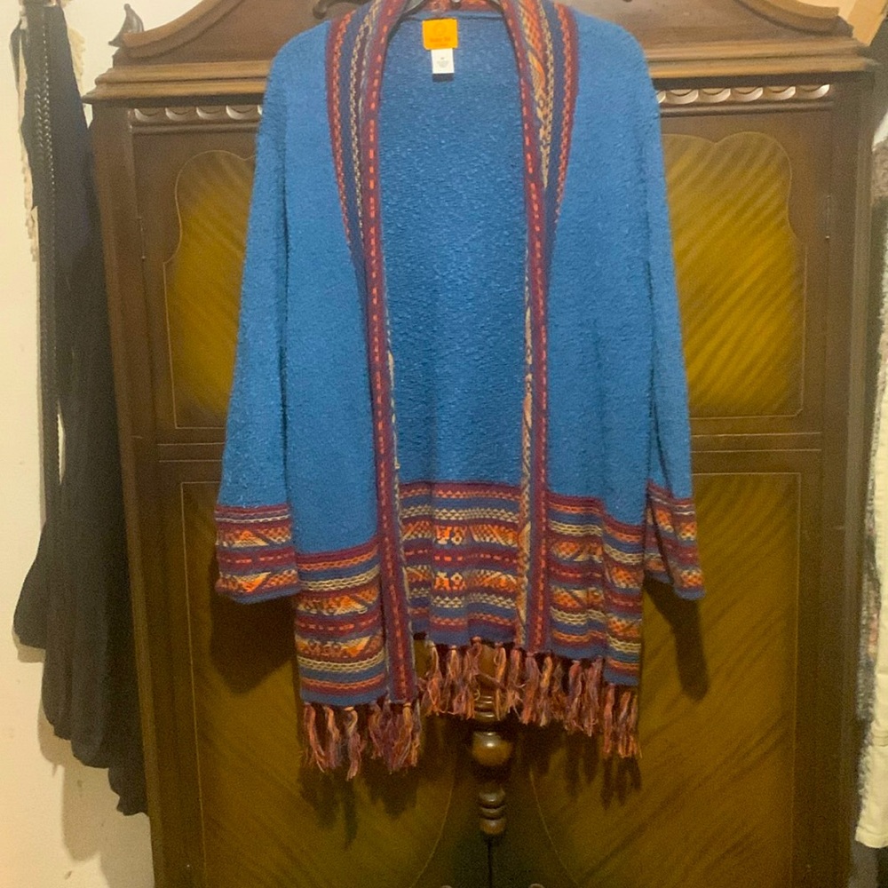 Cute open cardigan with fringe on bottom. Has a southwest look.